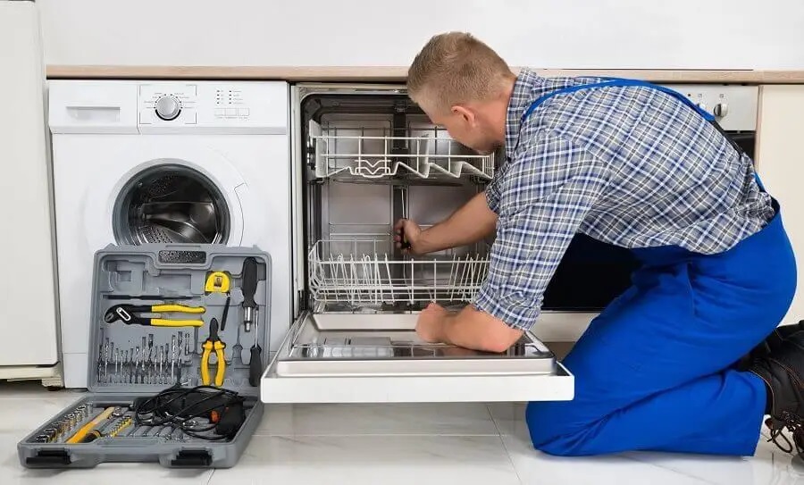 Yenimahalle Termoteknik servisi teknisyen ekibi beyaz eşya tamiri yaparken
